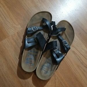 Flat strap sandals 